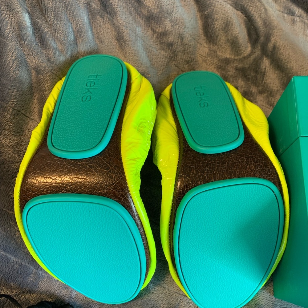 New In Box Women’s Tieks Unmellow Yellow size 7 - Picture 6 of 6